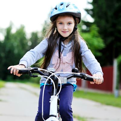 Девочка на велосипеде
