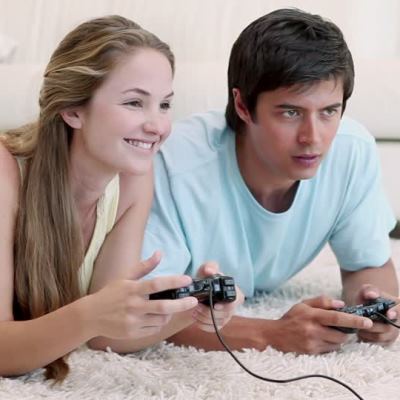 Пара играет в компьютерные игры