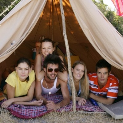 Молодые люди в палатке в походе