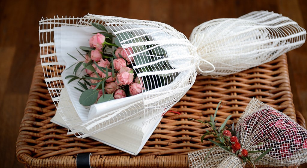Как оформить букет с помощью флористической сетки