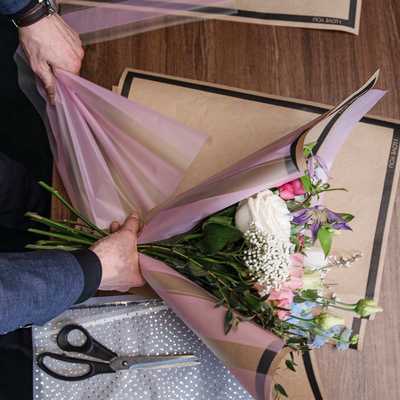 Как упаковать цветы в крафт-бумагу
