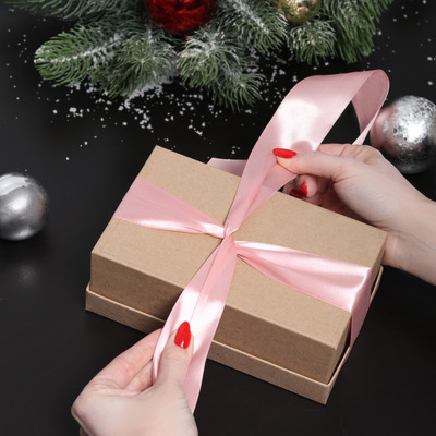 Как упаковать прямоугольный подарок классическим способом