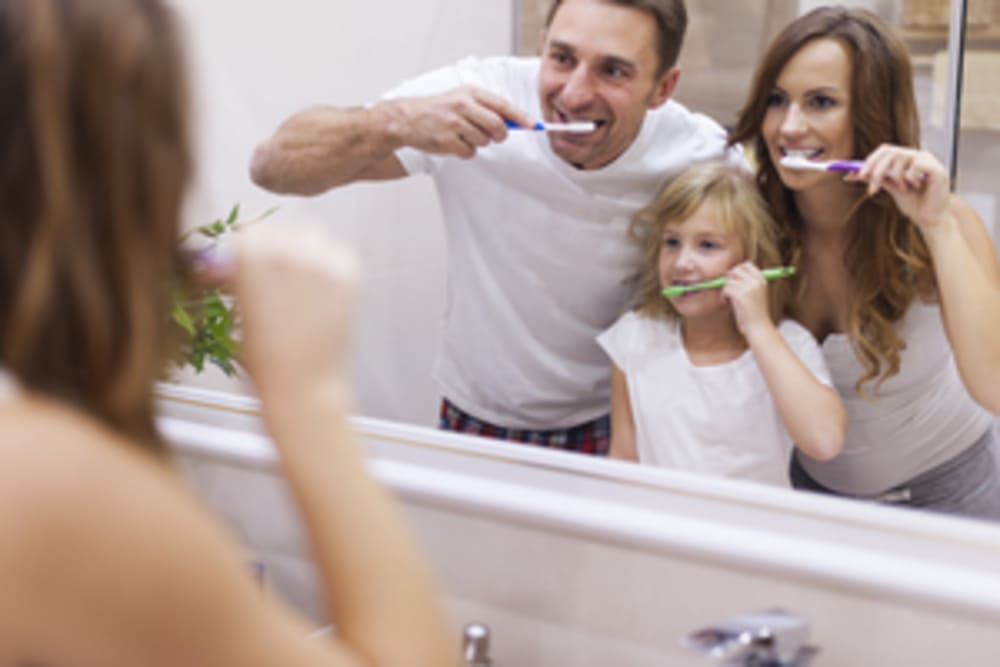 семья чистит зубы