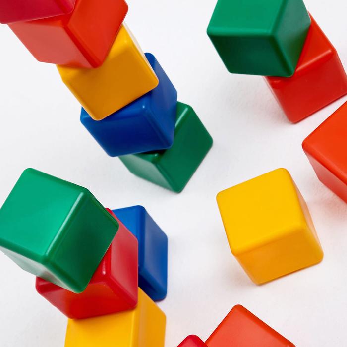 Набор цветных деревянных кубиков с графическими схемами для воспроизведения конфигураций в пространстве