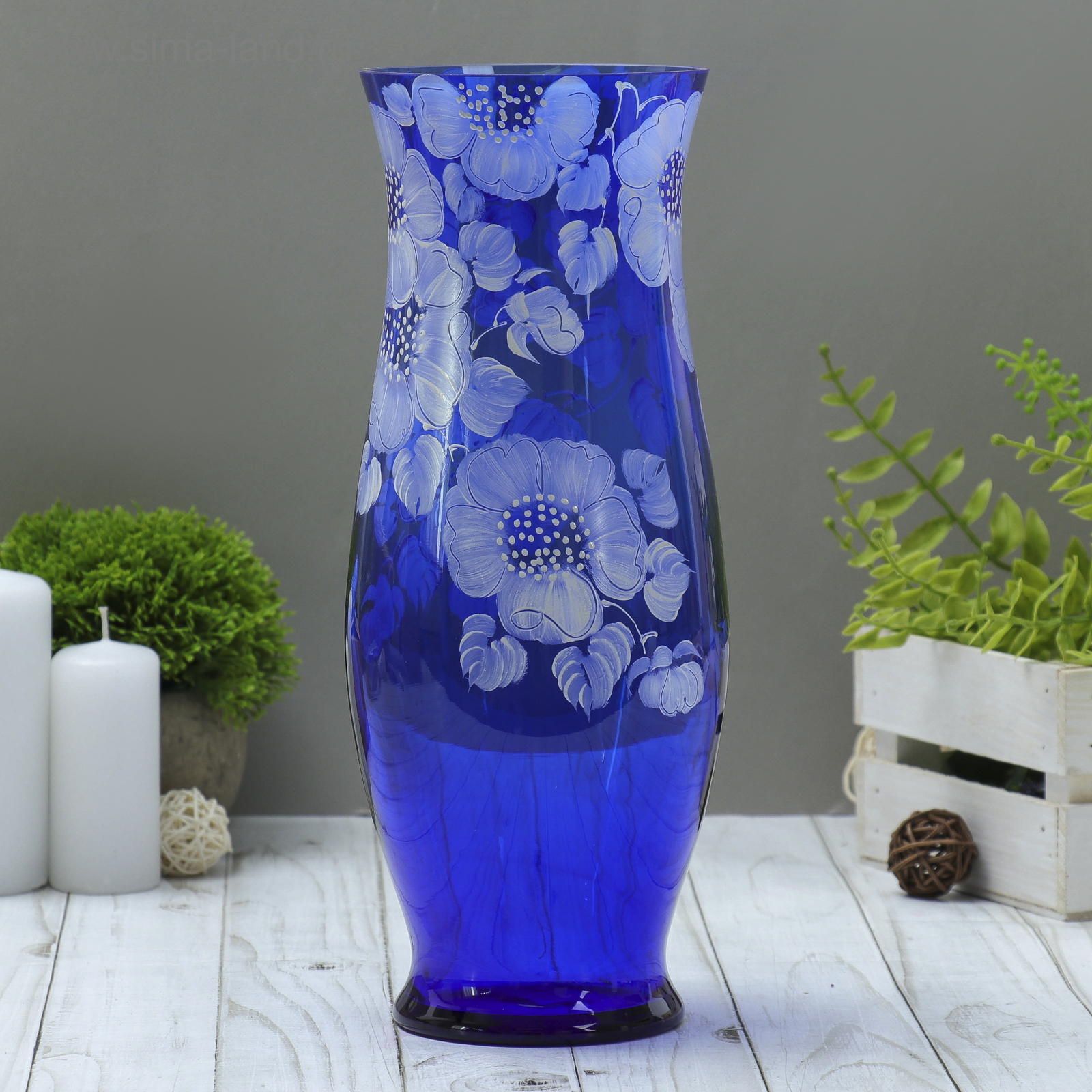 Стеклянный синий цветок. Синяя стеклянная ваза. Синие стеклянные вазы. Ваза из синего стекла. Ваза синее стекло.