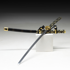 {{photo.Alt || photo.Description || 'Сувенирное оружие «Катана», чёрные ножны, золотистая обмотка, 102 см'}}