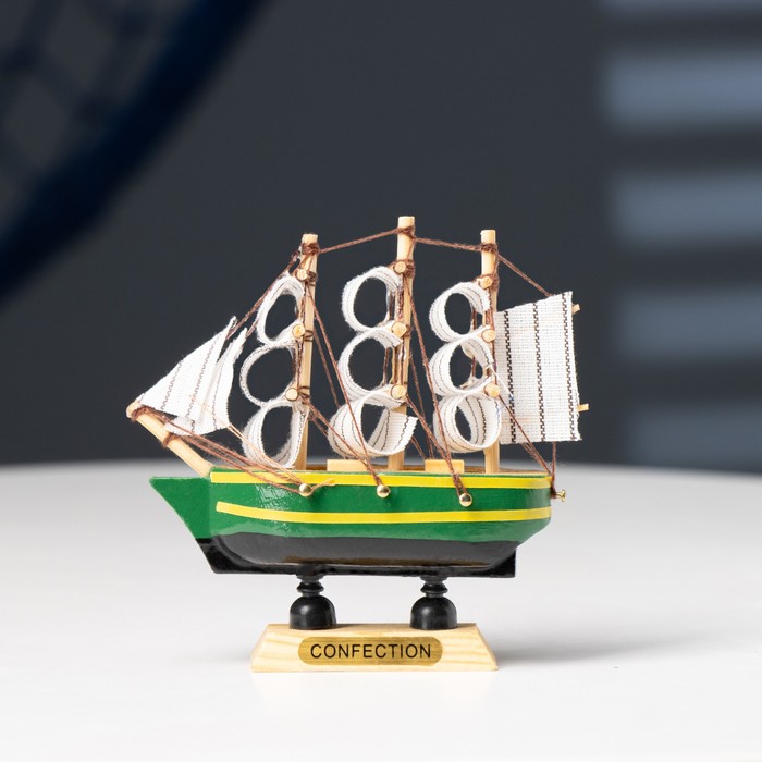 Корабль сувенирный малый «Трёхмачтовый», борта синие с жёлтой полосой, паруса белые, 3 × 10 × 10 см