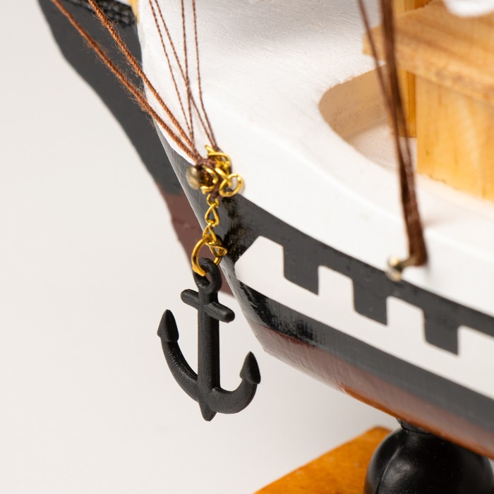 Корабль сувенирный малый «Трёхмачтовый», борта чёрные с белой полосой, паруса белые, 20 × 5 × 19 см