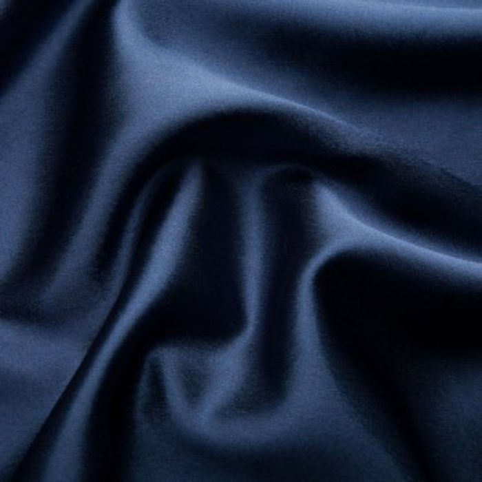 Шелковая ткань с отливом. Темно синяя ткань. Темно синий атлас ткань. Синий шелк. Тёмно синий атлас.