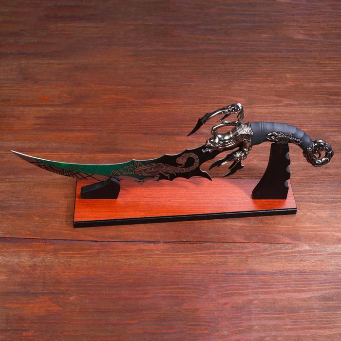 Кинжал сувенирный на подставке, скорпион на лезвии и рукоятке, 53,5 см