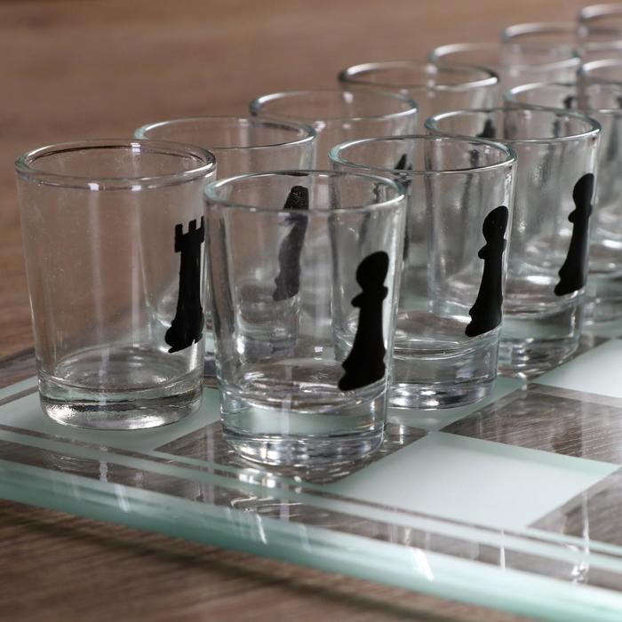 Пьяная игра "Пьяные шахматы", 32 стопки, доска 35 × 35 см, прозрачная