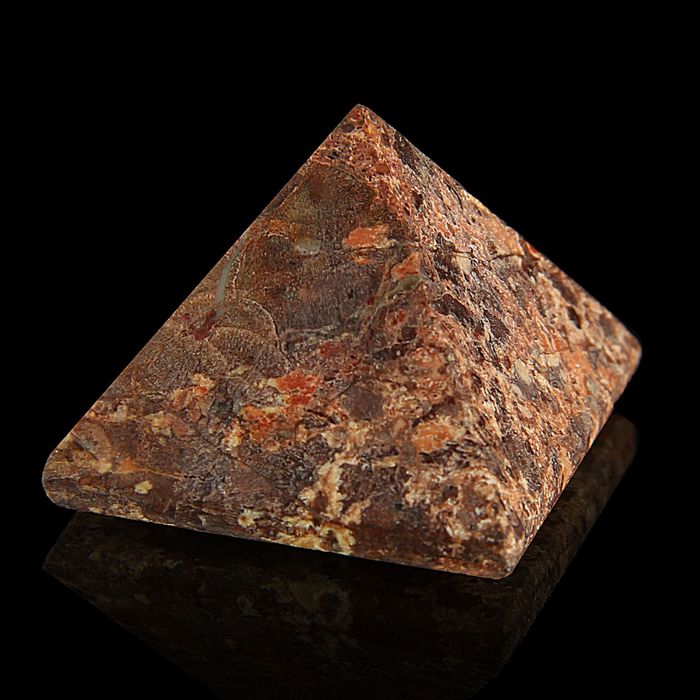 Пирамида из камня. Звёздный камень от 28х19мм/20г: коробка