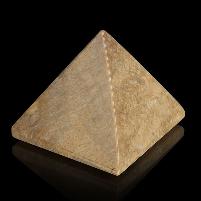 Пирамида из камня. Окаменелый коралл от 38х33мм/80г: коробка