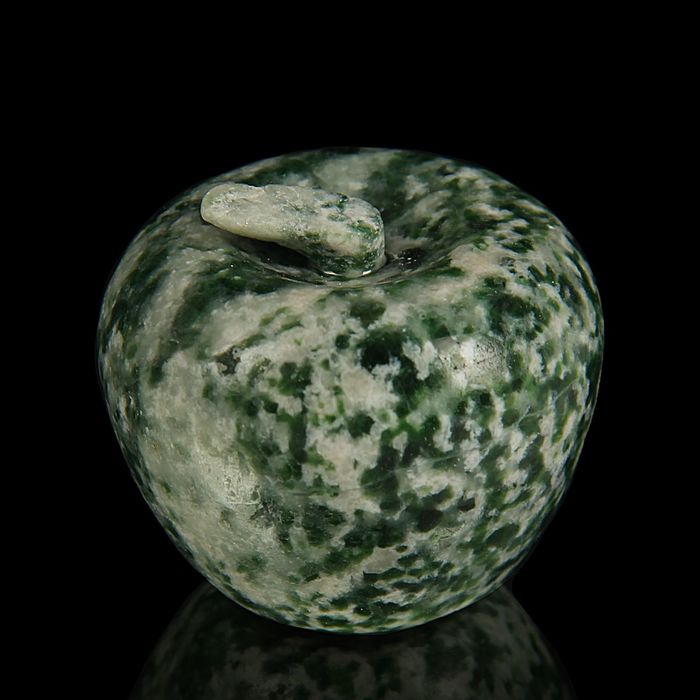 Apple stone. Яблоко из камня. Каменные фрукты. Фрукты на камнях. Зеленое Каменное яблоко.
