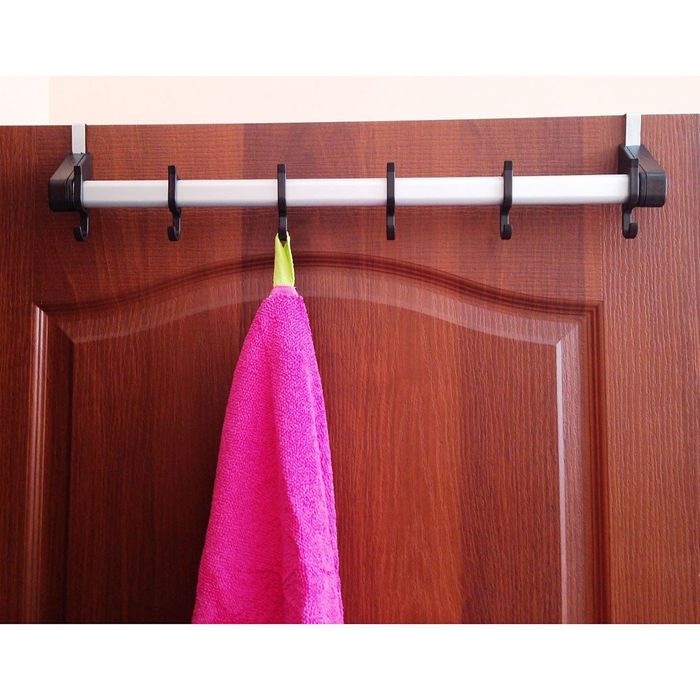 Вешалка для одежды за дверью