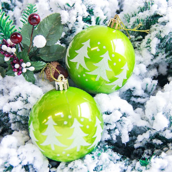Елочка шарики. Новогодние шары. Зеленые новогодние шары. Салатовые новогодние шары. Салатовые елочные игрушки.