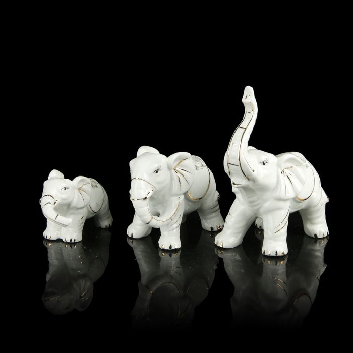 Семь слоников. Семья слонов сувенир. Сувениры слоники белые. Фигурка семья слонов. Набор керамических слоников.