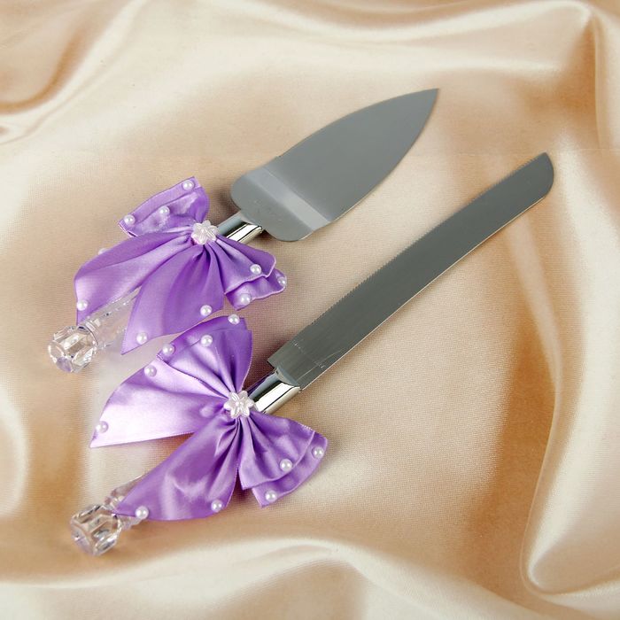 Цепочка вручишь мозаичный сливовый. Нож для свадебного торта. Фиолетовый бант. Набор для торта лопатка и нож. Торт с бантом.