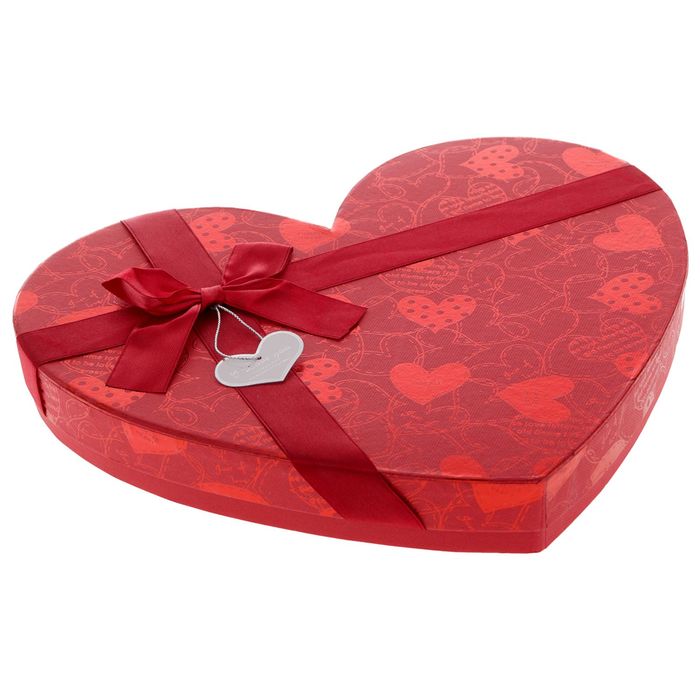 Формы подарков. Подарочные коробочки с конфетами. Подарочная коробочка в виде сердца. Подарок коробка сердечко. Коробка конфет сердце.