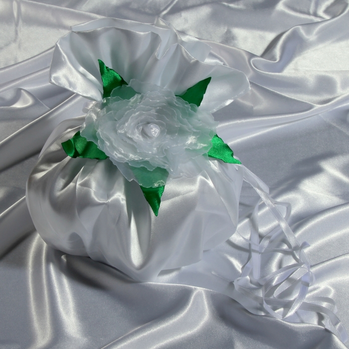 Сумочка невесты атласная, белая с зелеными листьями