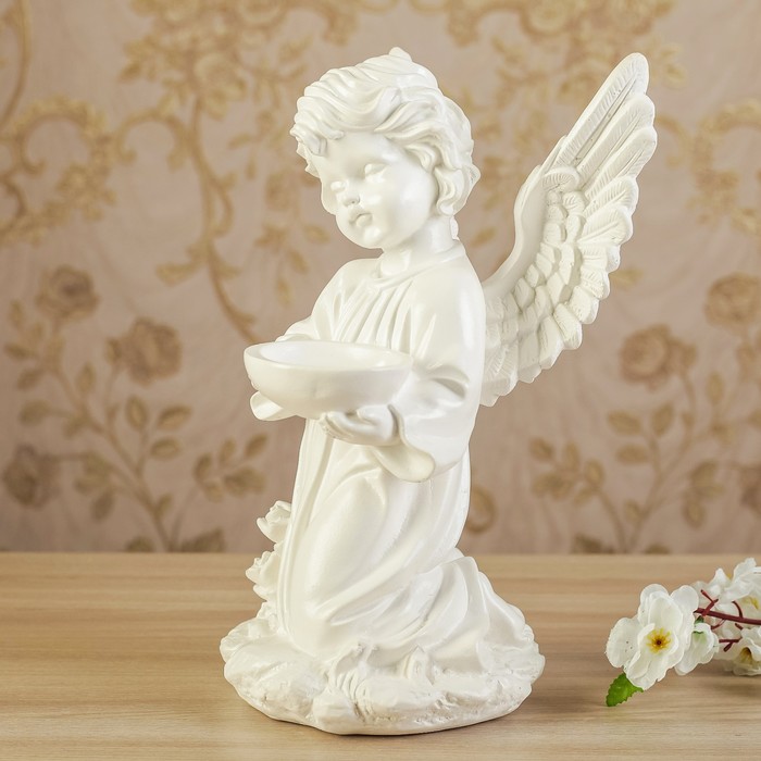 Фигура ангела из пластика осенит добротой и светом
