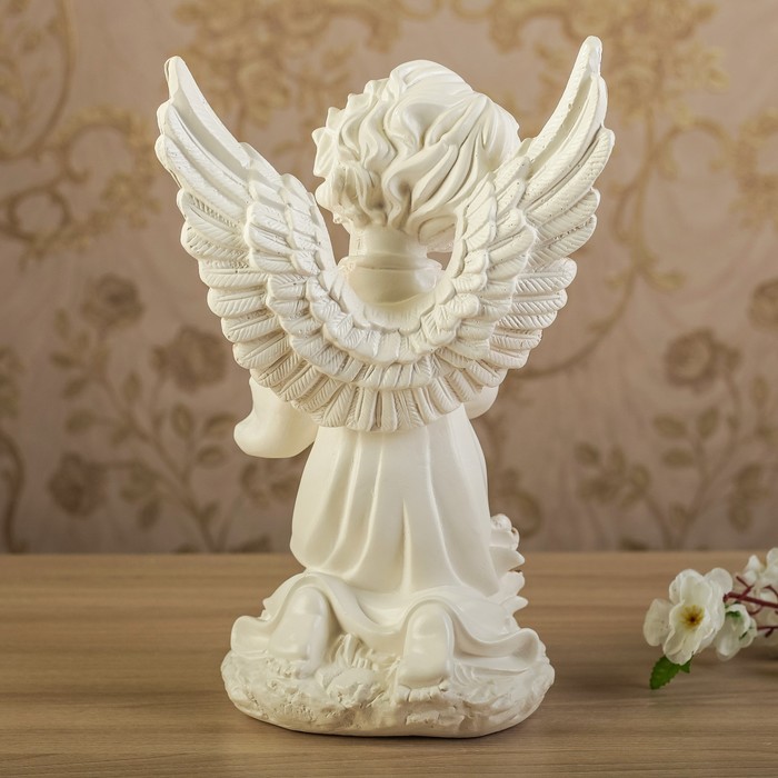 Искусная скульптура ангела великолепно выполнена из гипса