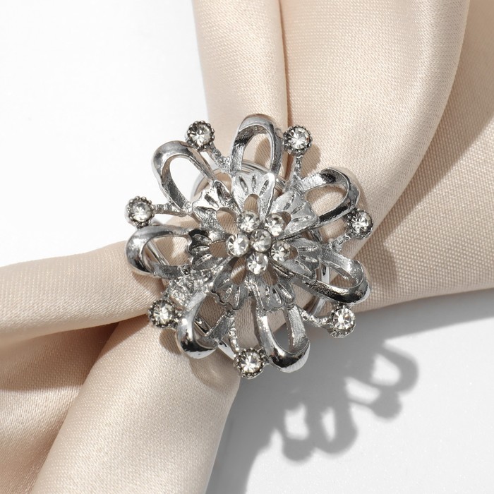 Кольцо для платка "Цветок" объемный со стразами, цвет белый в серебре - фото 2759493