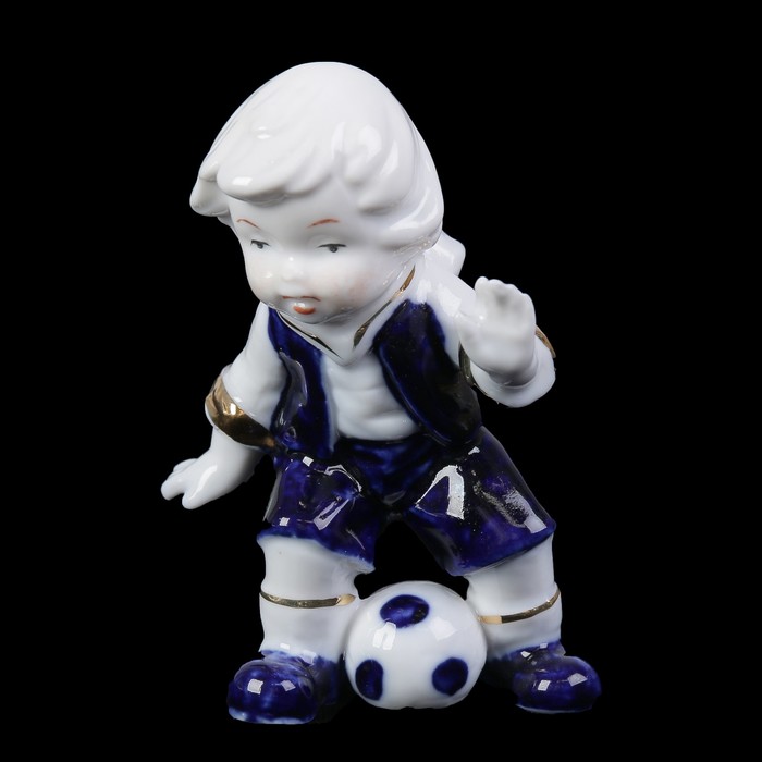 Сувенир керамика под фарфор &quot;Мальчик играет в футбол&quot; кобальт 9х6,5х5 см