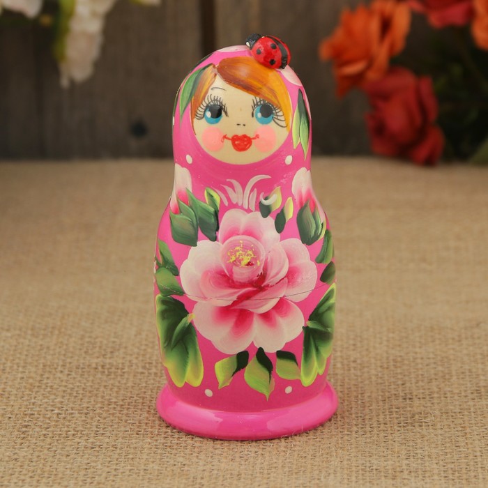 у матрешки розовые щечки. у семёновских матрёшек сарафанчики. матрешки розовый. речевая разминка погляди скорее щечки розовеют. матрешка в розовых тонах.