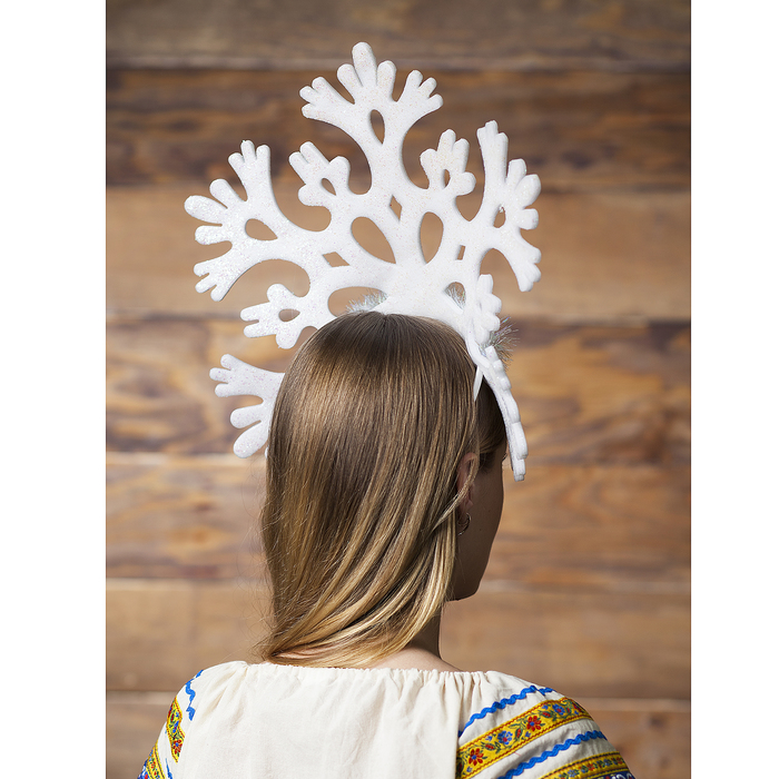 Снежинки на голову. Кокошник Снежинка. Новогоднее украшение на голову. Головной убор снежинки. Кокошник снежинки для девочки.