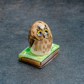 Souvenir "owl on a book", a 3.5×5 cm, Selenite