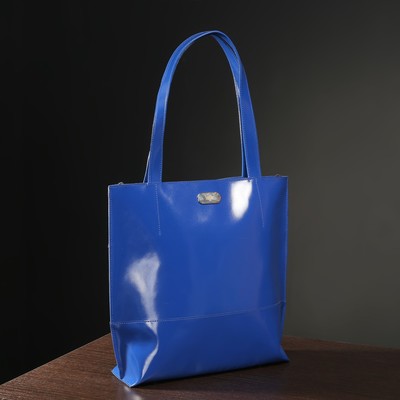 Синяя лаковая сумка