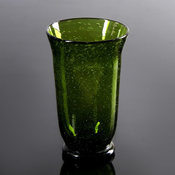Стакан с зеленой водой. Зеленый стакан. Зеленые бокалы. Стаканы из зеленого стекла. Темно зеленый стакан.