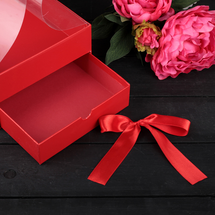 Подарок 25. Коробка переноска для цветов. Коробка с фигурной резкой красная. Коробка на заказ.