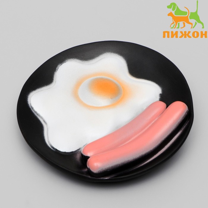 Игрушка пищащая "Завтрак" для собак, 13,5 см на чёрной тарелке
