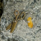 Keychain mascot "Scissors", natural amber