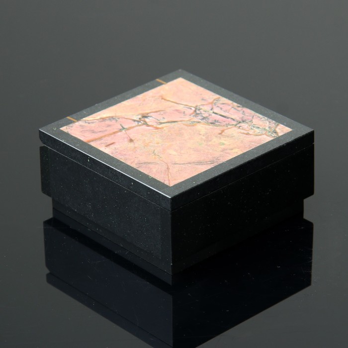 Box 7,5x7,5x3,5 cm, rhodonite and dolerite