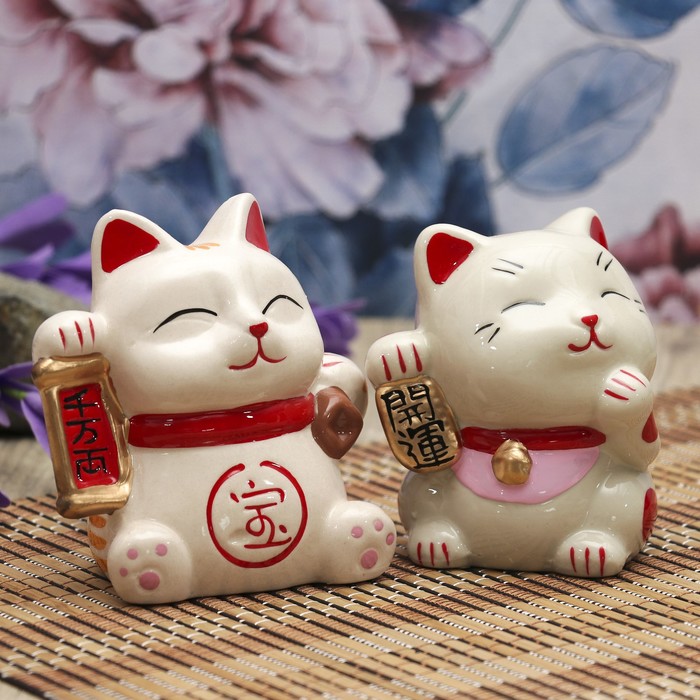 Сувениры котики. Японские кошки Манэки-нэко. Кот удачи Манеки-неко. Манеки неко Япония. Японский кот удачи Манеки неко.