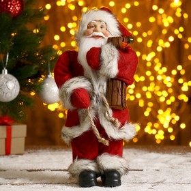 Дед Мороз  "В красной шубке, с брёвнышком" 29 см