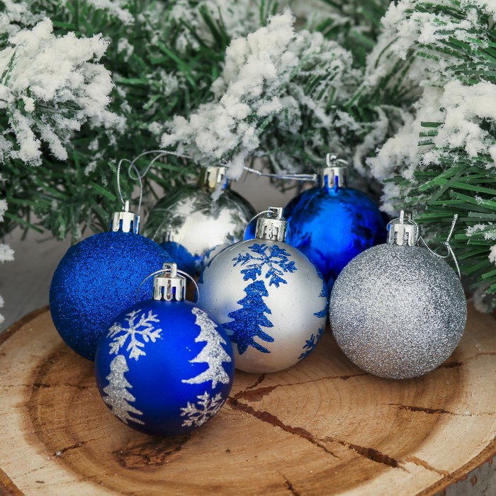 Синие шары на елку. Синие новогодние шары. Голубые и серебряные елочные шары. Елка с голубыми шариками.
