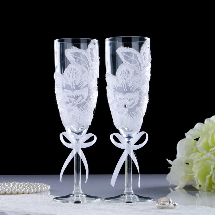 Свадебные бокалы с кружевом своими руками – как сделать романтическое украшение для стола молодых