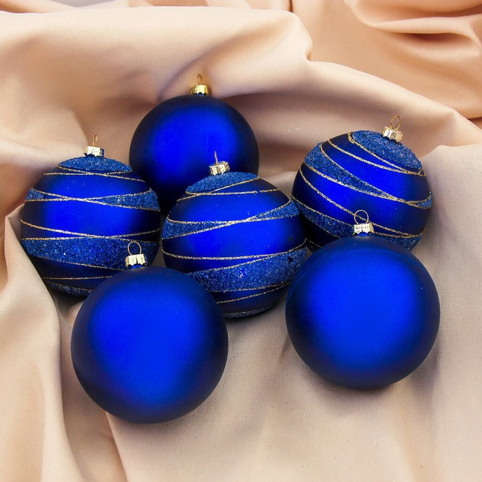 Синий тут. Синий елочный шар. Синие новогодние шары. Синие елочные украшения. Синие шары на елке.