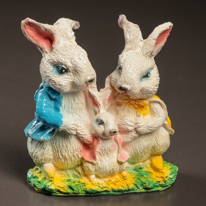 Кролик 7 лет. Семья кроликов статуэтка. Кролик сувенир. Сувенир заяц кролик. Копилка кролик семья.
