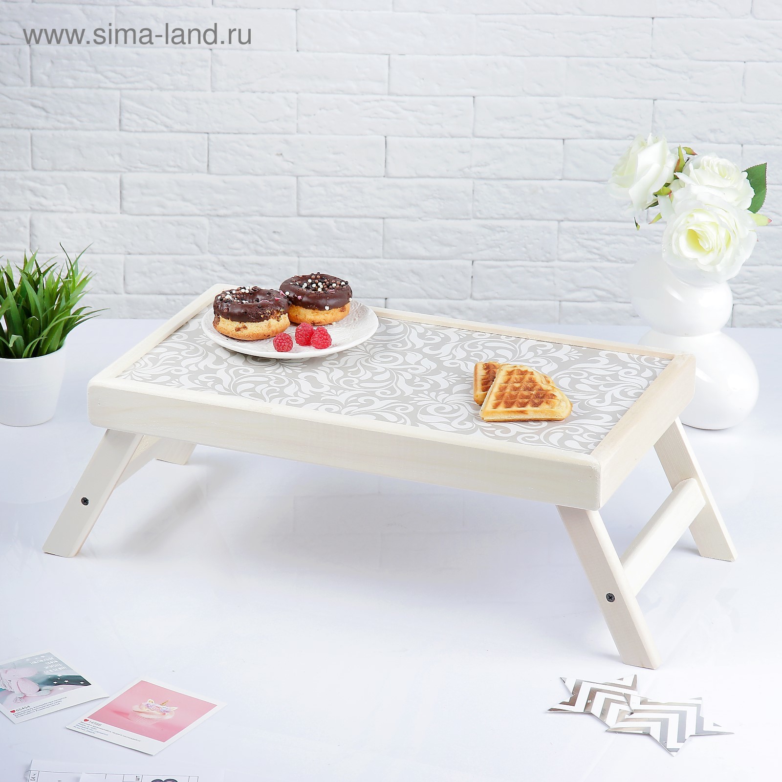 Пластиковый белый столик для завтрака