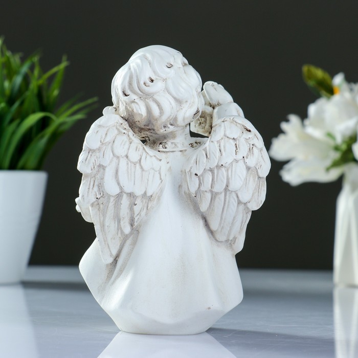 Фигура ангела с фонариком, воплощение света и нежности