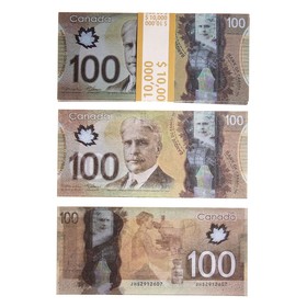 Пачка купюр 100 канадских долларов