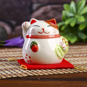 Сувенир кот копилка керамика "Манэки-нэко с мешком на подушке" 6,5х7,5х6,3 см