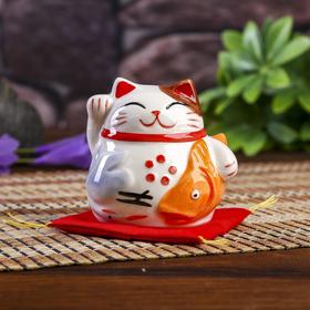 Сувенир кот копилка керамика ′Манэки-нэко с рыбкой на подушке′ 6,5х7,5х6,3 см в Донецке