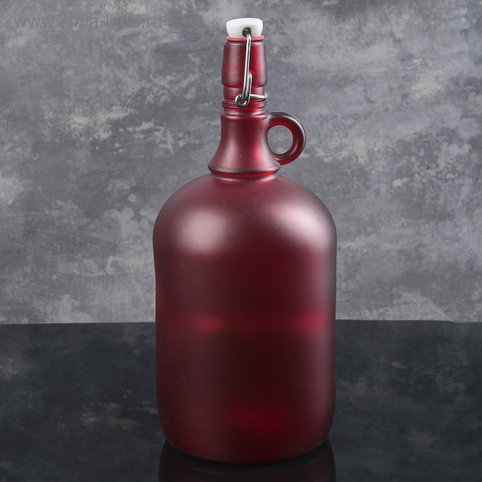 бутылка из красного пластика. красная бутылка. спортивная бутылка. вода в красной бутылке. бутылка из красного стекла.