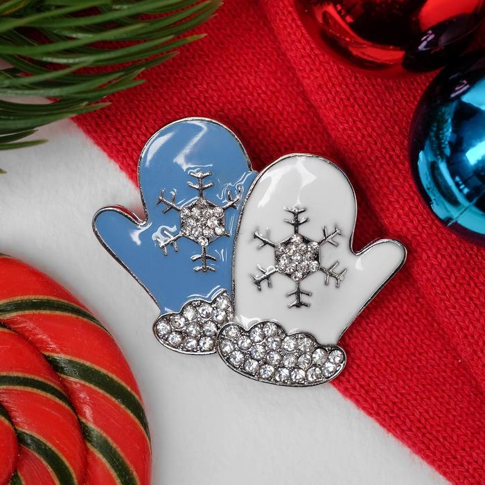Брошь новогодняя "Варежки", цвет бело-голубой в серебре - фото 2971183